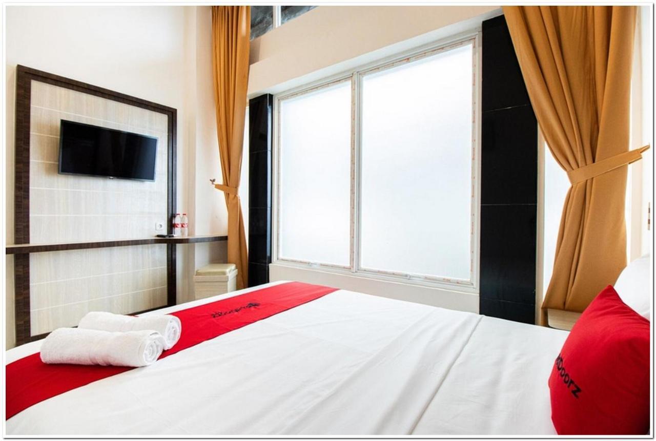 Reddoorz Plus @ Centrium Katamso ميدان المظهر الخارجي الصورة