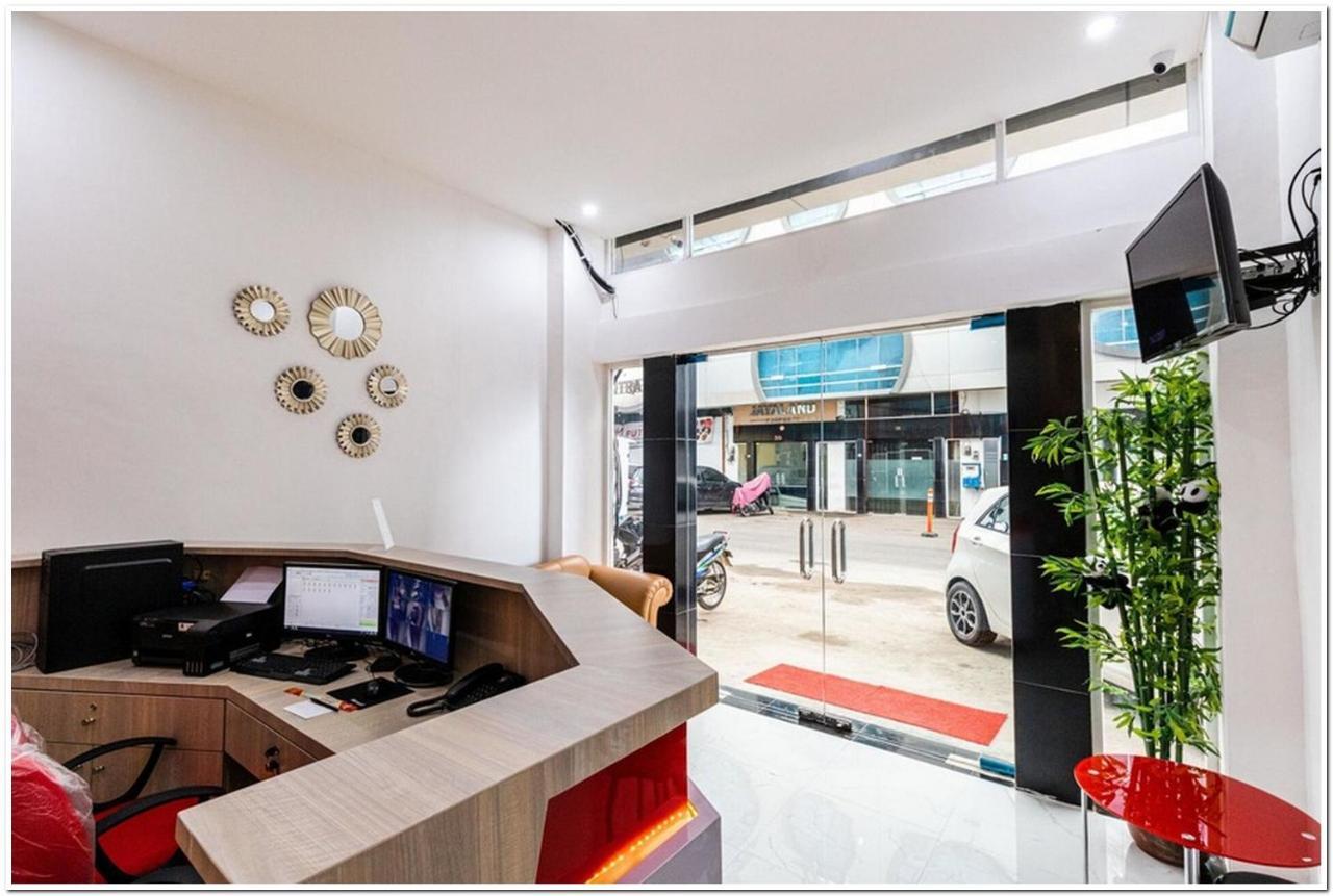 Reddoorz Plus @ Centrium Katamso ميدان المظهر الخارجي الصورة