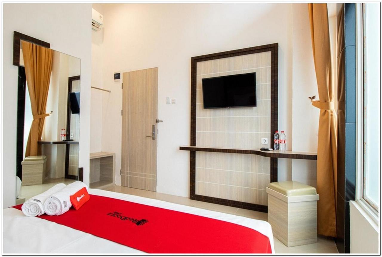 Reddoorz Plus @ Centrium Katamso ميدان المظهر الخارجي الصورة
