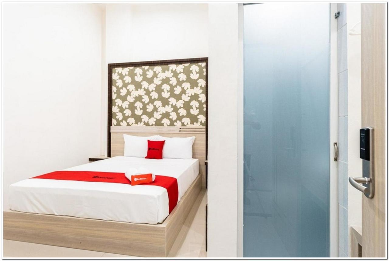 Reddoorz Plus @ Centrium Katamso ميدان المظهر الخارجي الصورة