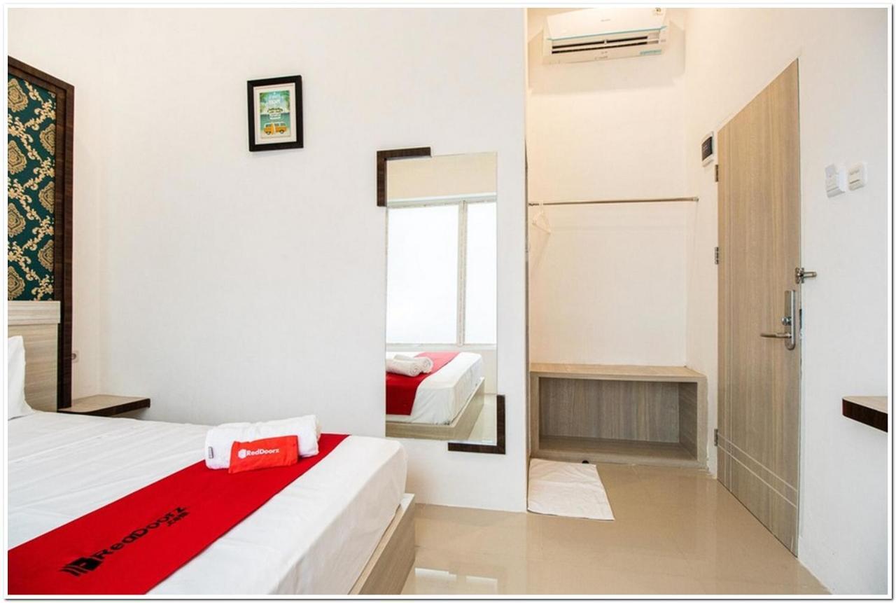 Reddoorz Plus @ Centrium Katamso ميدان المظهر الخارجي الصورة