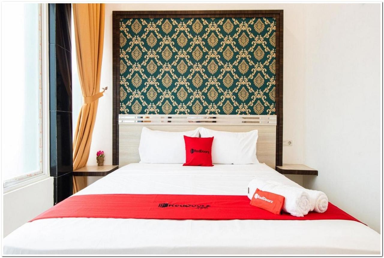 Reddoorz Plus @ Centrium Katamso ميدان المظهر الخارجي الصورة